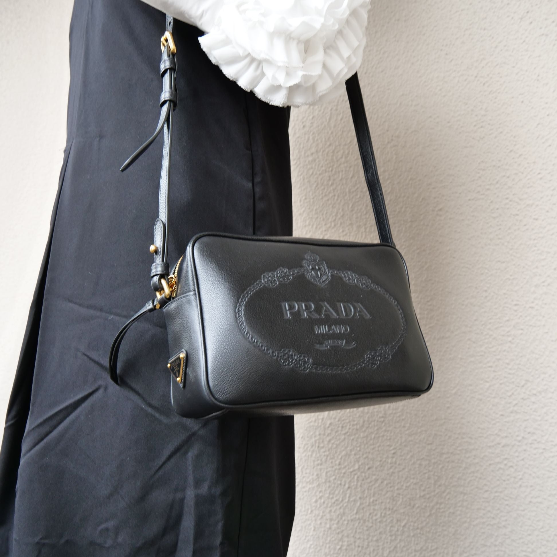 PRADA【国内発/関税込】ロゴプレート ブラックショルダーバッグ - 画像 (2)