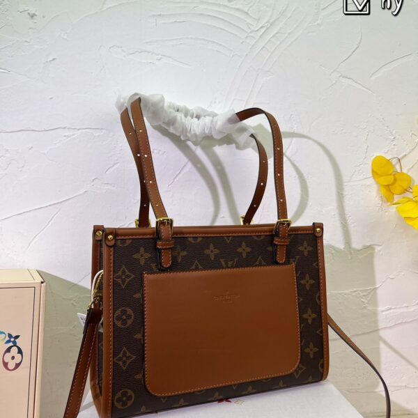 【L&V】ショルダーバッグは斜め掛けも可能