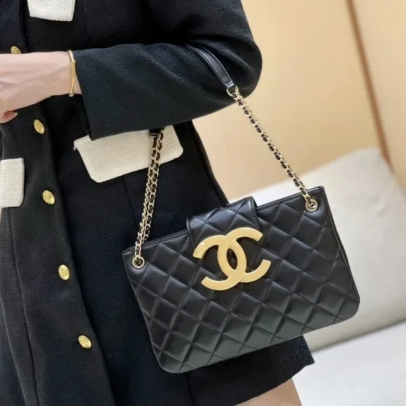【CCロゴが存在感◎】CHANEL スモールショッピングバッグ 24C - 画像 (5)