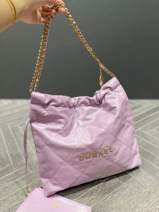 VERY雑誌掲載!通勤からお出かけまで?【CHANEL】シャネル 22 ハンドバッグ - 画像 (13)