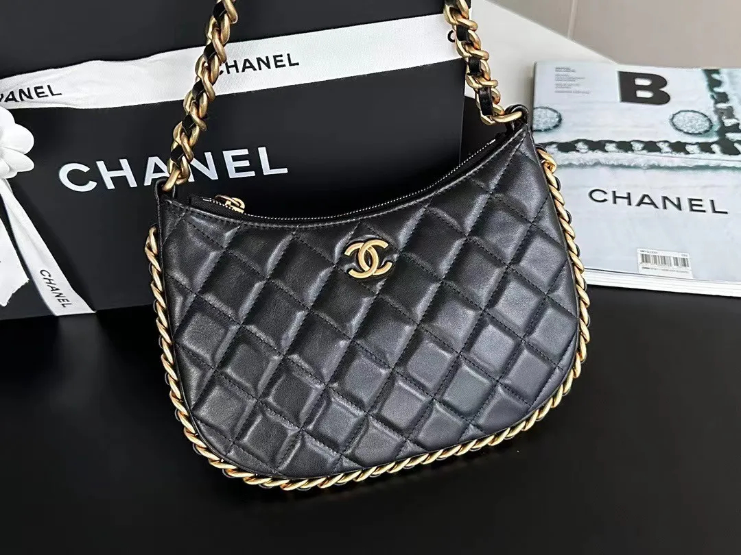 24C/可愛いフォルムで気分上がる★CHANEL ホーボー バッグ - 画像 (3)