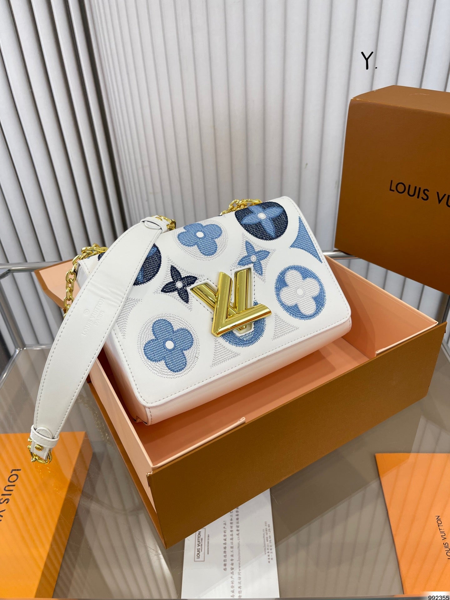 LOUIS VUITTON Twist 刺繍 古典的なパターン メッセンジャーバッグ - 画像 (2)