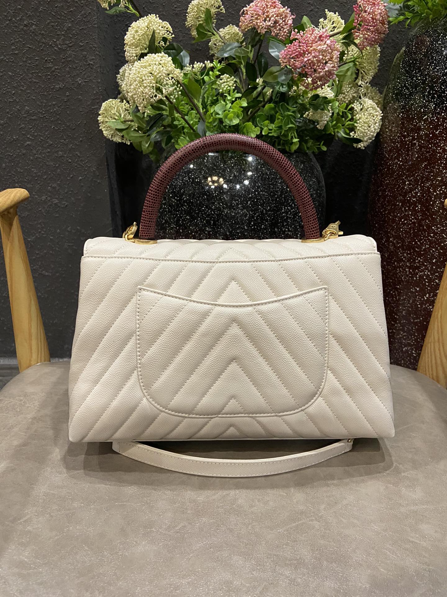 Chanel Cowhide handbag 92991 - 画像 (2)