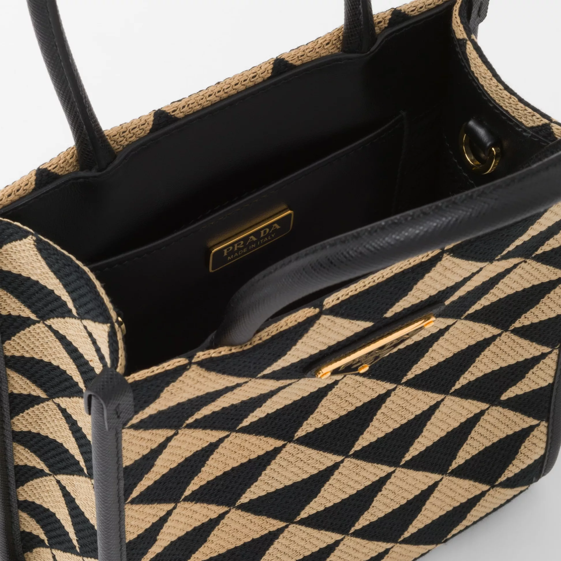 【PRADA】雑誌掲載!藤井夏恋さんが持っている大ヒットのプラダ新作バッグ「シンボル」! - 画像 (6)