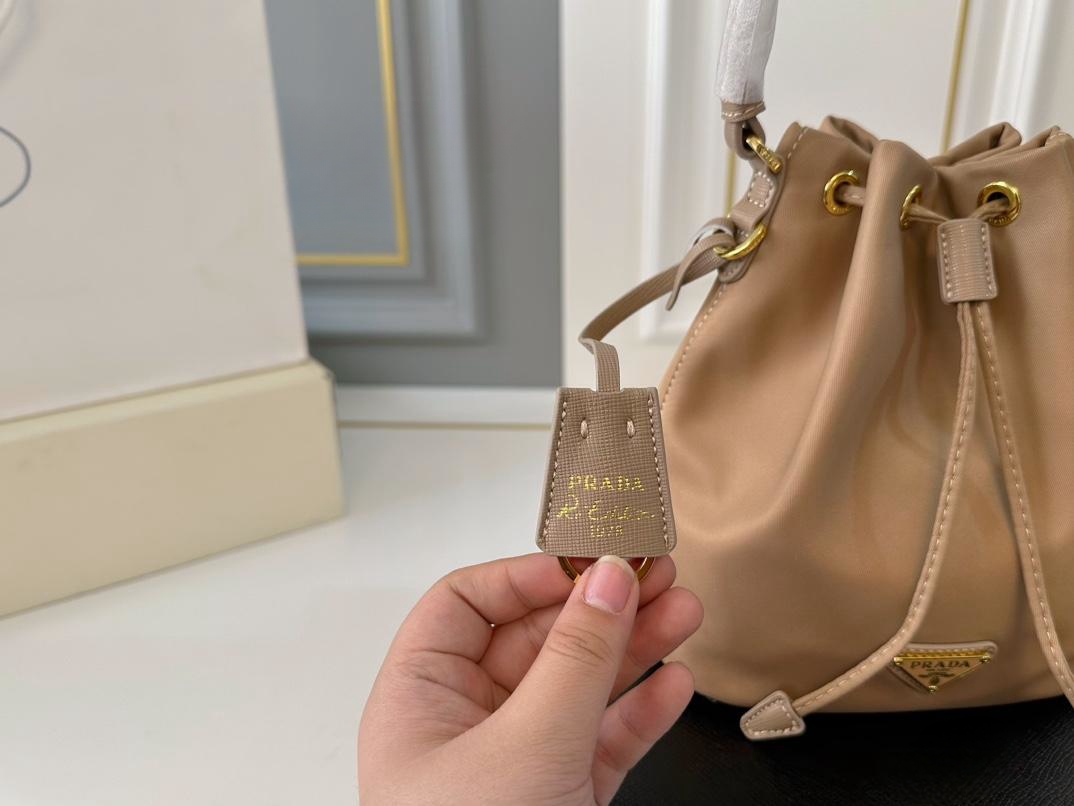 【PRADA 公式 旗艦店】プラダ ハンドバッグ 当日出荷 好評に付き再入荷!16*19CM 240719 - 画像 (9)