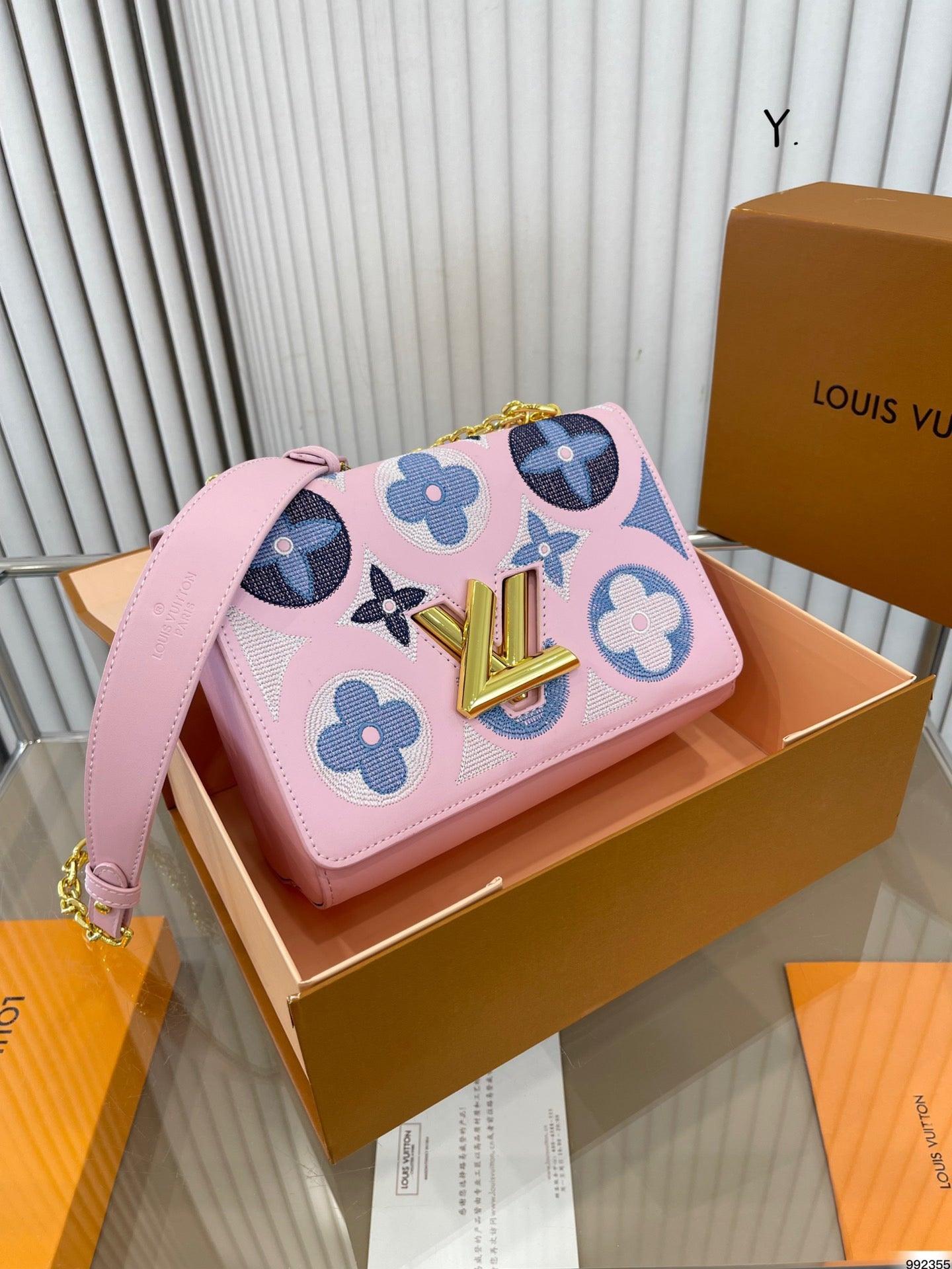 LOUIS VUITTON Twist 刺繍 古典的なパターン メッセンジャーバッグ - 画像 (4)