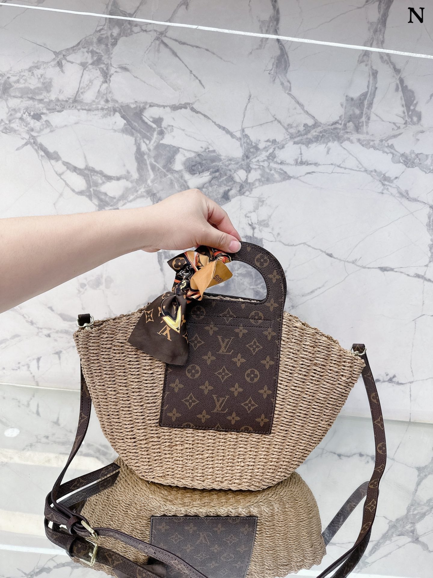 👜L&V わら織りバッグ 革と藁の組み合わせ ハンドバッグ ビーチバッグ