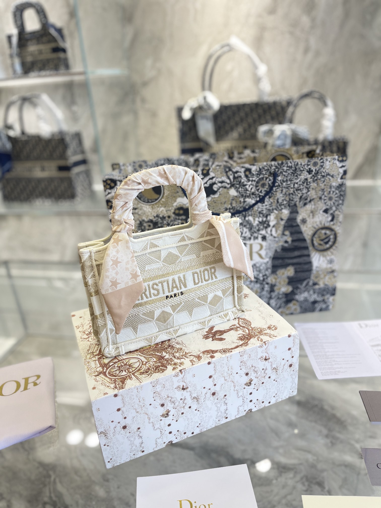 新型Diorミニ限定ハンドバッグ ディオールミニBOOK TOTEハンドバッグ - 画像 (3)