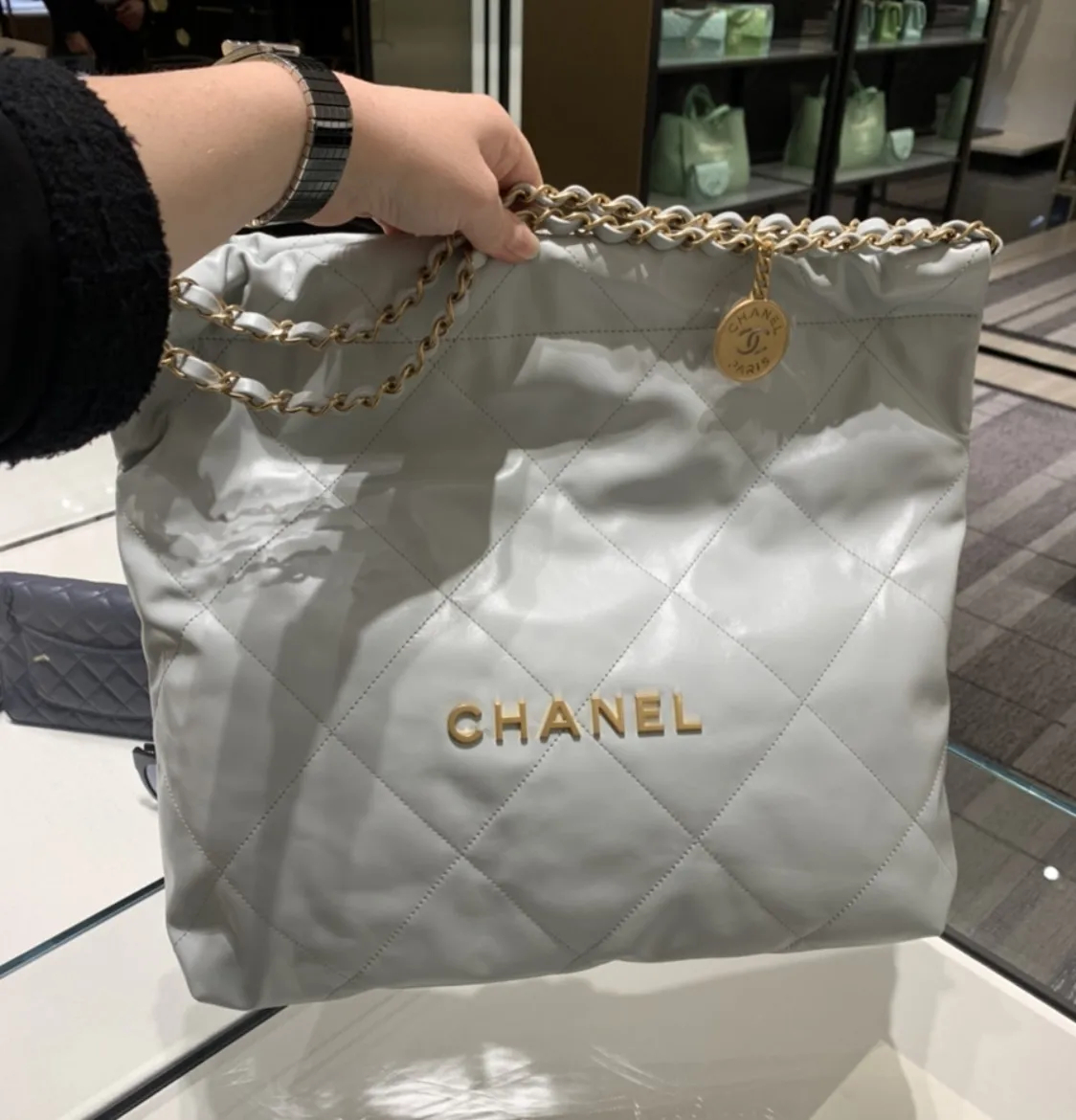 【芸能人多数愛用】人気沸騰CHANEL 22スモールトートバッグ - 画像 (10)