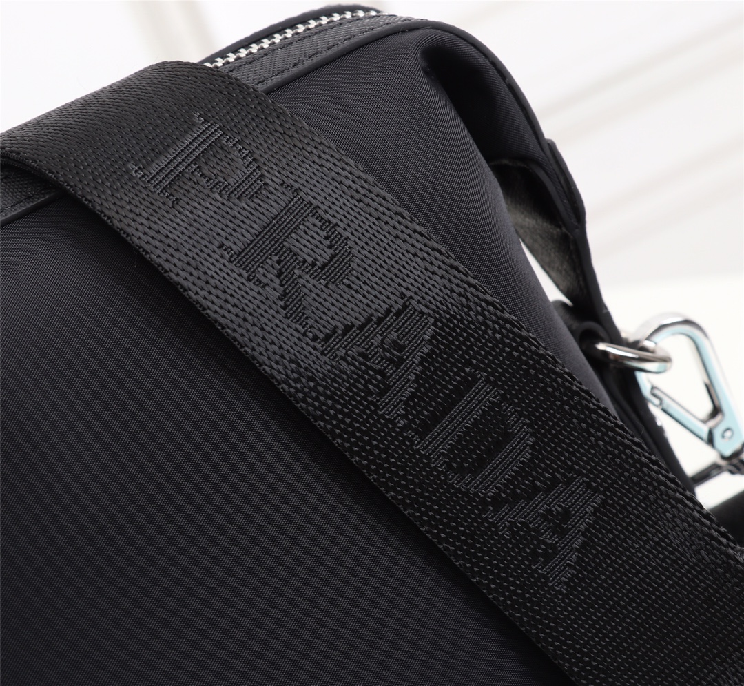 【PRADA 公式旗艦店】プラダ ショルダーバッグ 当日出荷 好評に付き再入荷!31*21*7CM - 画像 (8)