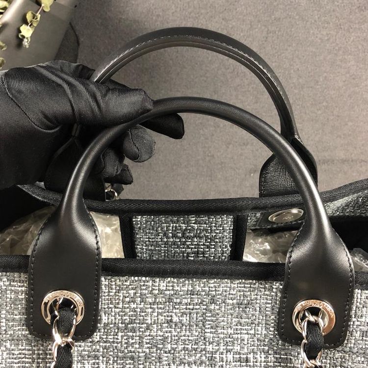 【 CHANEL】シャネル 大きなチャコールキャンバスドーヴィルトートTOTE - 画像 (5)