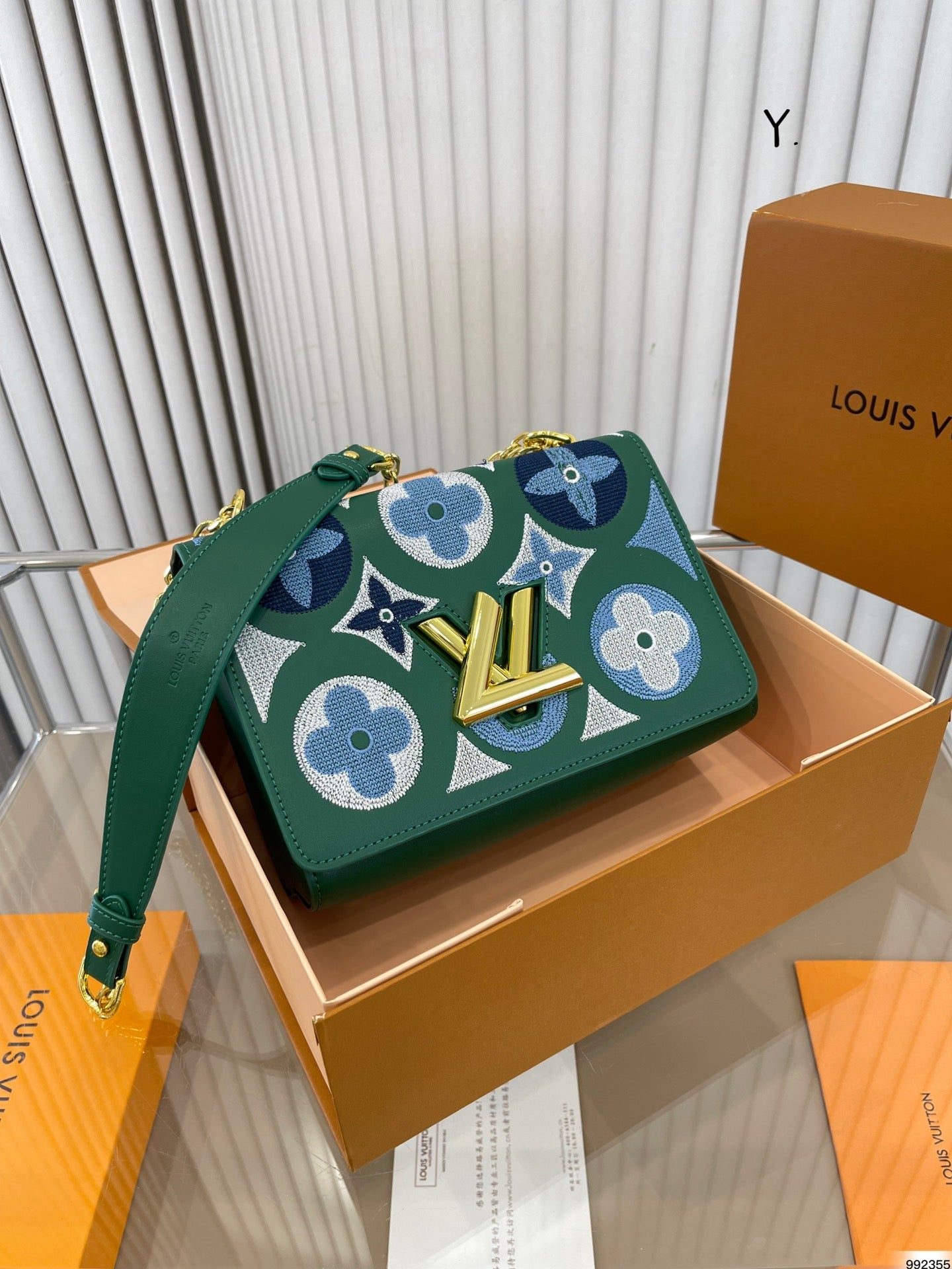 LOUIS VUITTON Twist 刺繍 古典的なパターン メッセンジャーバッグ - 画像 (3)