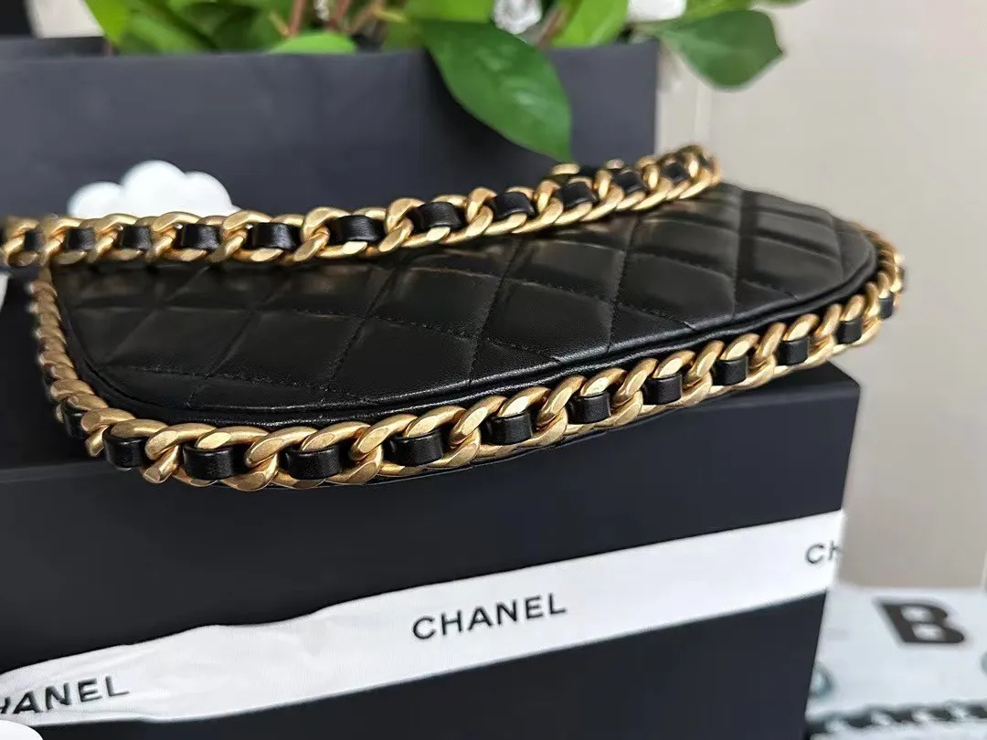 24C/可愛いフォルムで気分上がる★CHANEL ホーボー バッグ - 画像 (6)