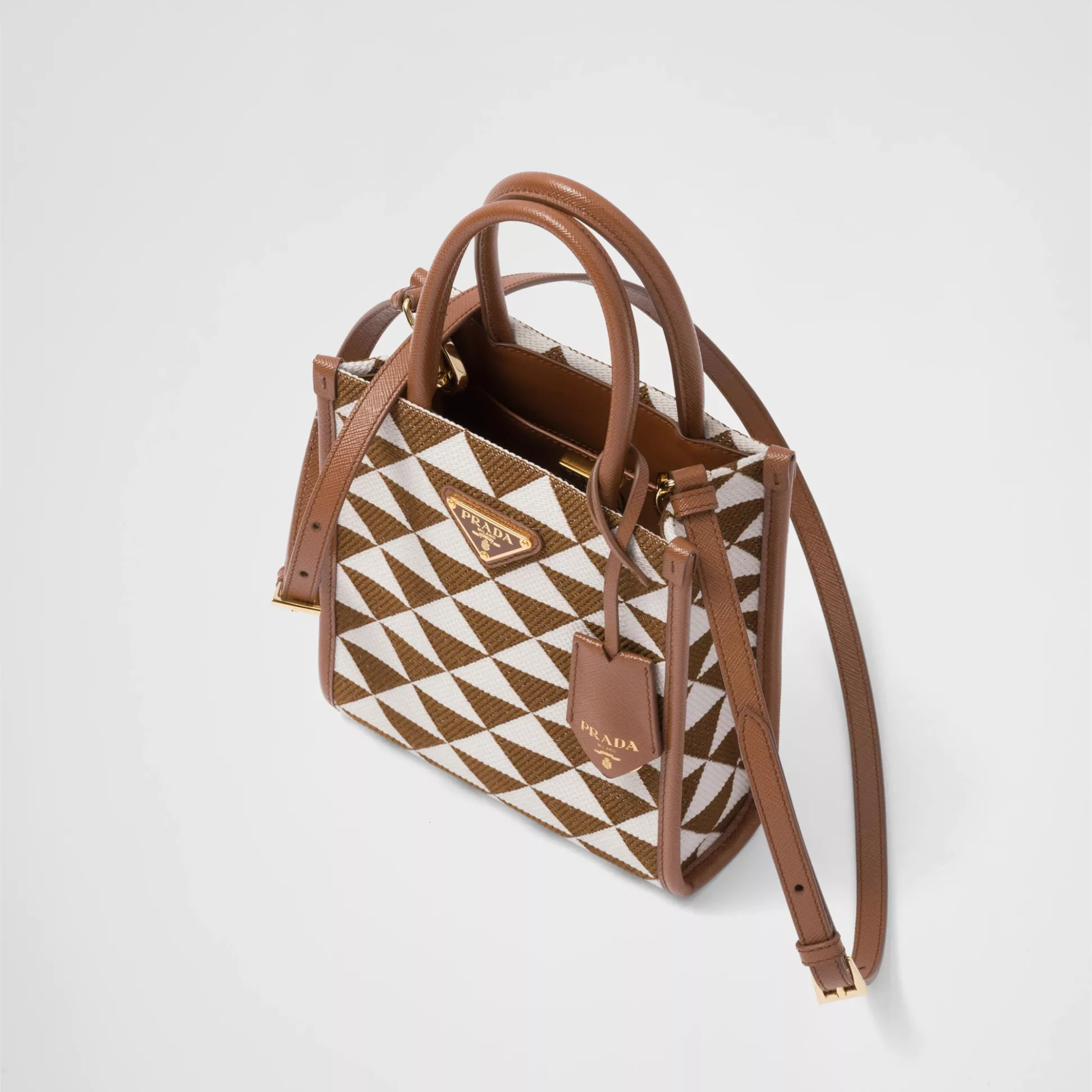 【PRADA】雑誌掲載!藤井夏恋さんが持っている大ヒットのプラダ新作バッグ「シンボル」! - 画像 (8)