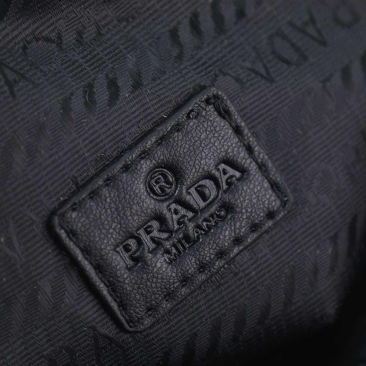 【PRADA 公式 旗艦店】プラダ 斜めがけバッグ 当日出荷 好評に付き再入荷!20*17CM - 画像 (4)