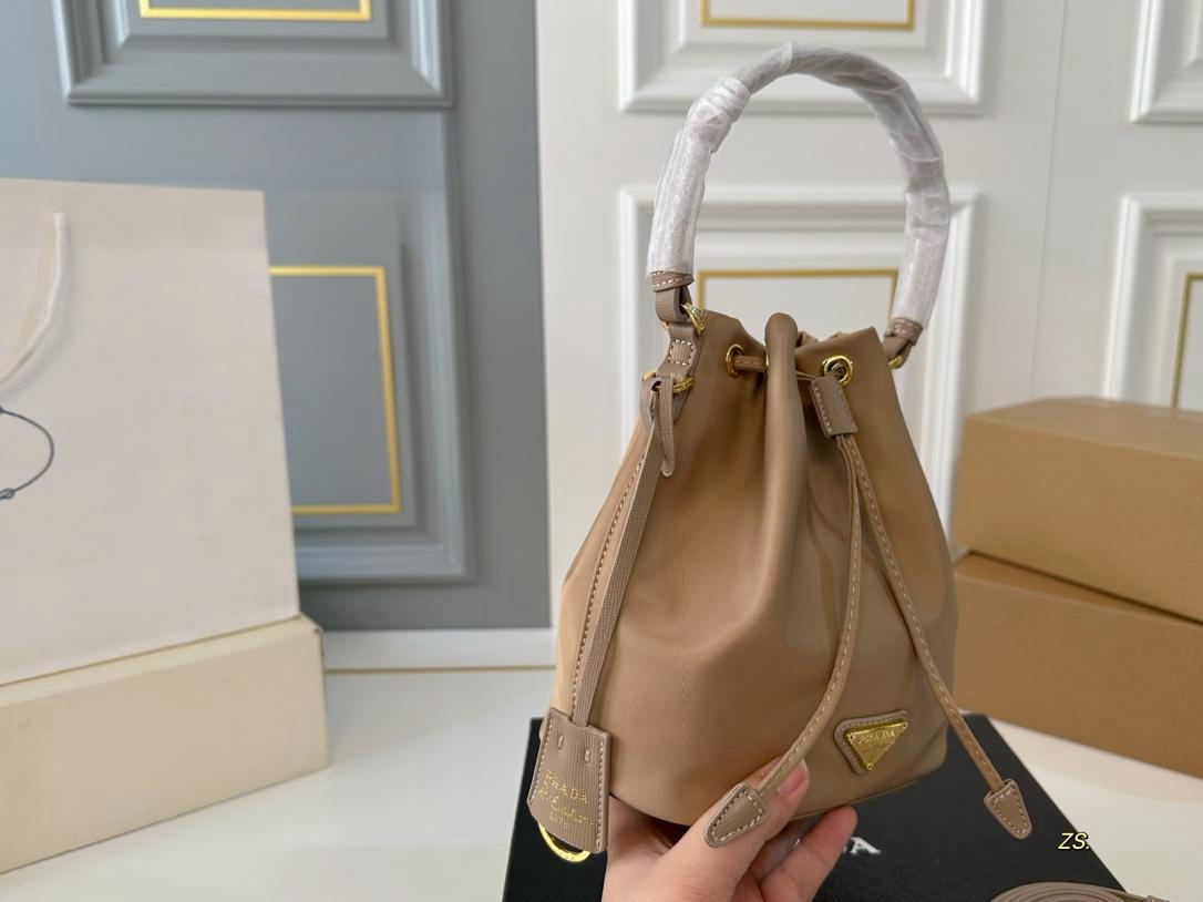 【PRADA 公式 旗艦店】プラダ ハンドバッグ 当日出荷 好評に付き再入荷!16*19CM 240719 - 画像 (10)