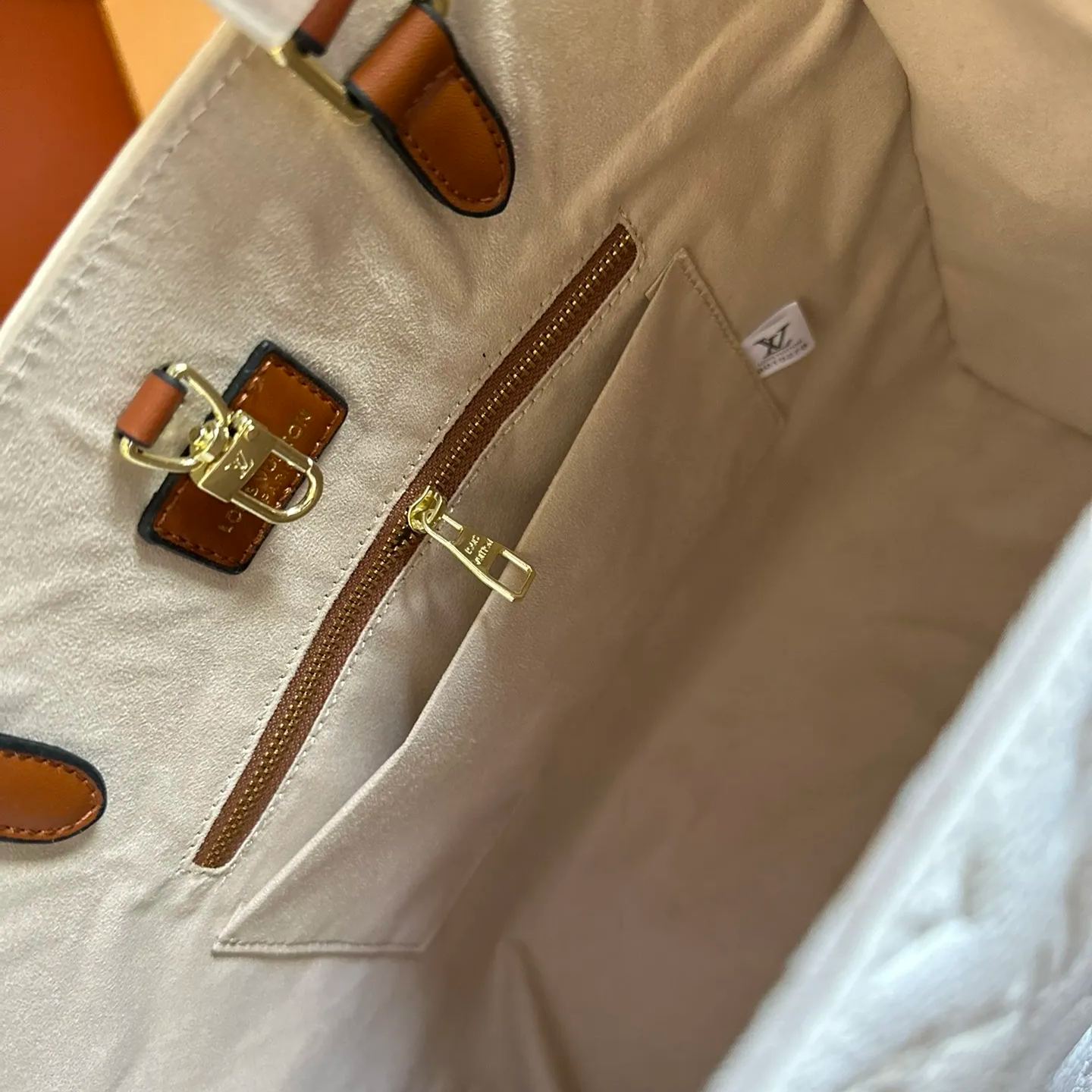 ★LOUIS VUITTON★このミディアム OnTheGo ハンドバッグ - 画像 (9)