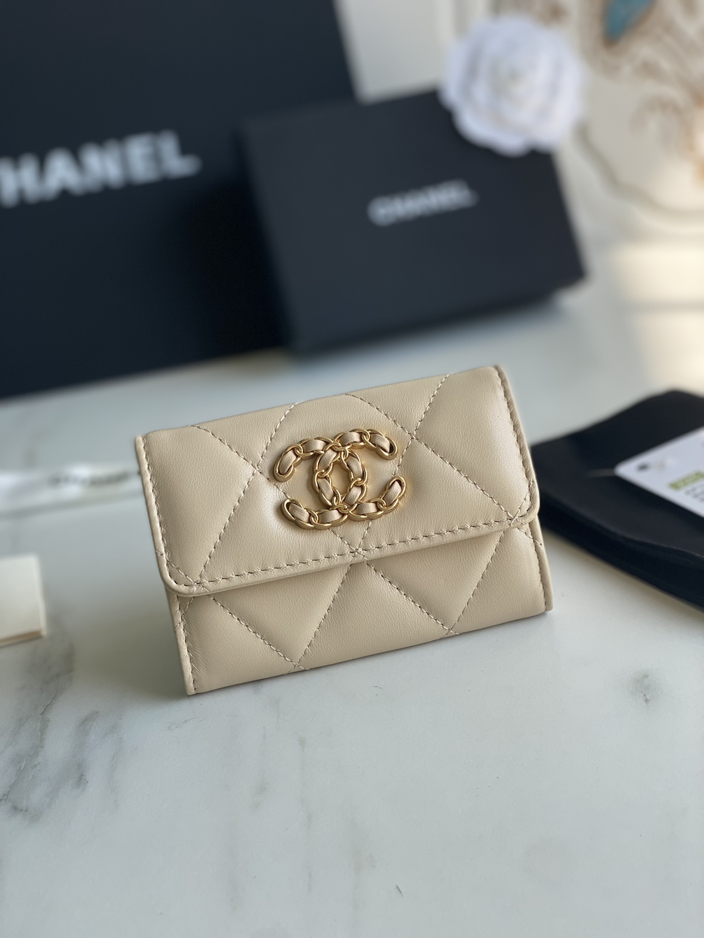 CHANEL 19 FLAP CARD HOLDER AP1790