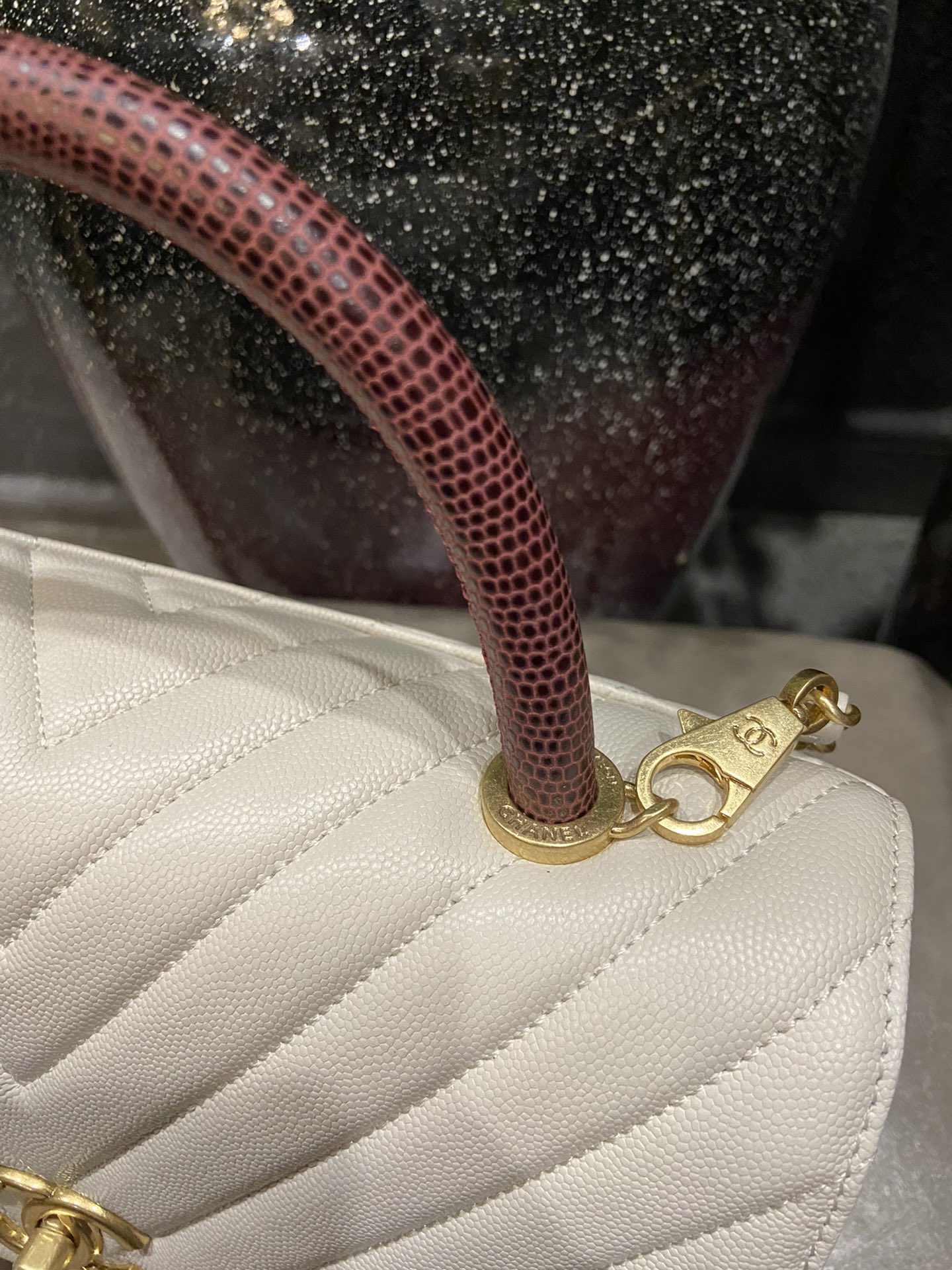 Chanel Cowhide handbag 92991 - 画像 (8)