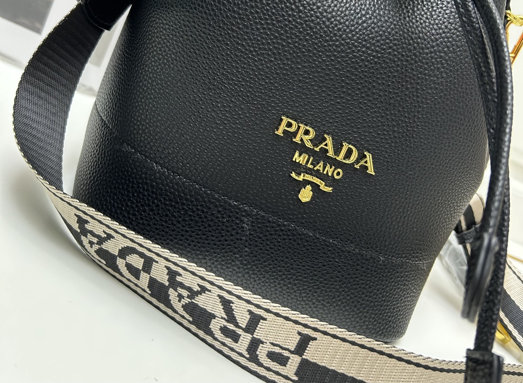 【PRADA 公式旗艦店】プラダ ハンドバッグ 当日出荷 好評に付き再入荷!21*25*15CM - 画像 (4)