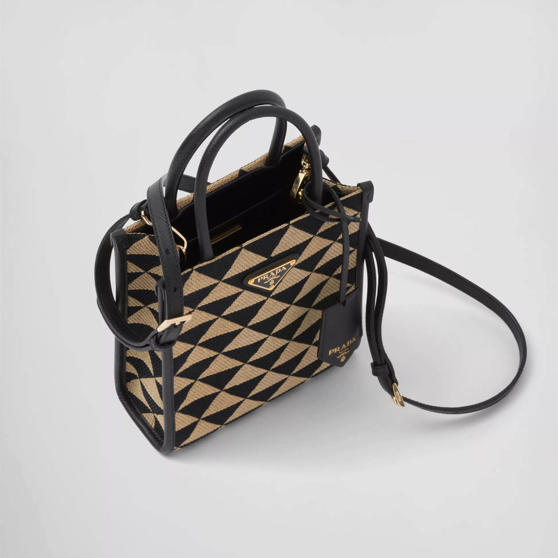 【PRADA】雑誌掲載!藤井夏恋さんが持っている大ヒットのプラダ新作バッグ「シンボル」! - 画像 (3)