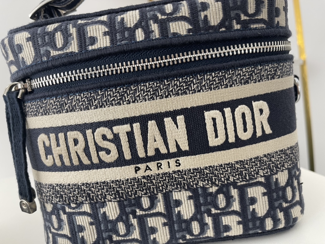 【送料無料♪】DIOR 新作刺繍ポーチDiorTravel 免税 - 画像 (6)