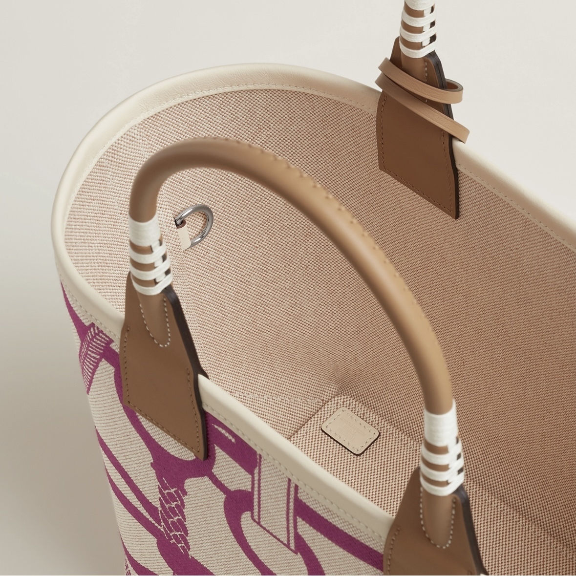 【鮮やかなカラーでフェミニン♡】HERMES Steeple 25バッグ - 画像 (4)