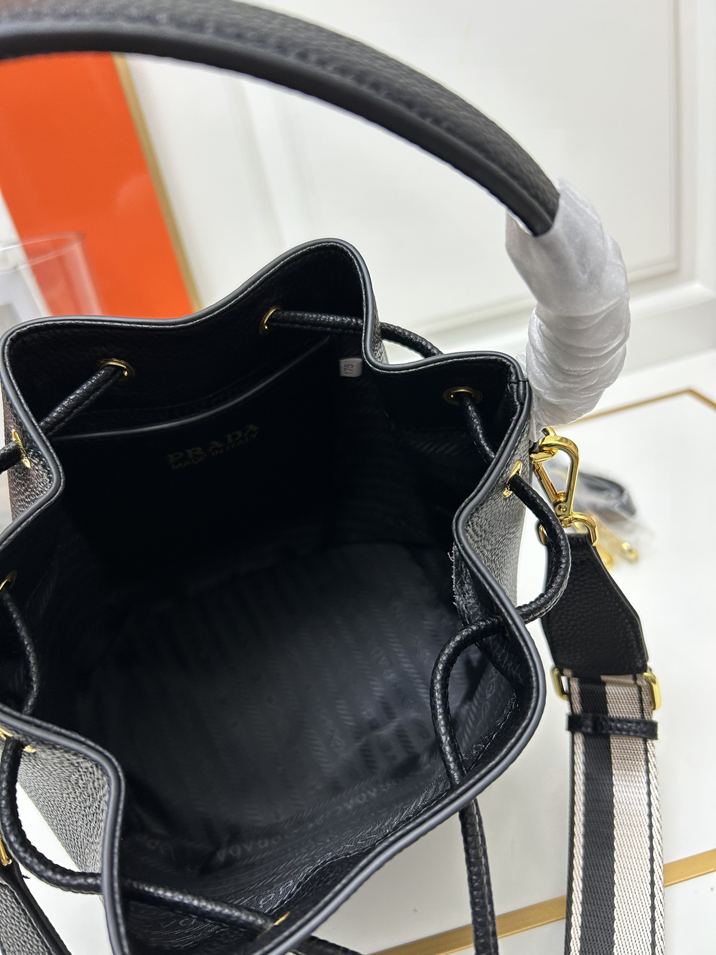 【PRADA 公式旗艦店】プラダ ハンドバッグ 当日出荷 好評に付き再入荷!21*25*15CM - 画像 (6)