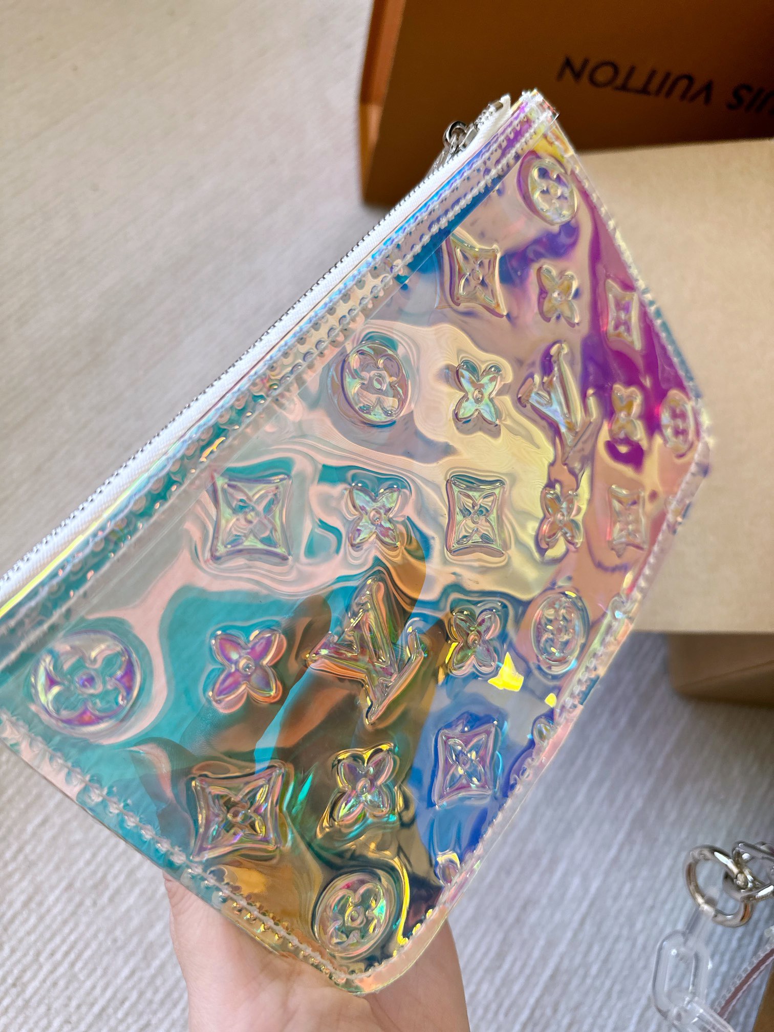 【LOUIS VUITTON】LOUIS VUITTON ゼリー感 メッセンジャーバッグ カラフルな反射素材 - 画像 (4)