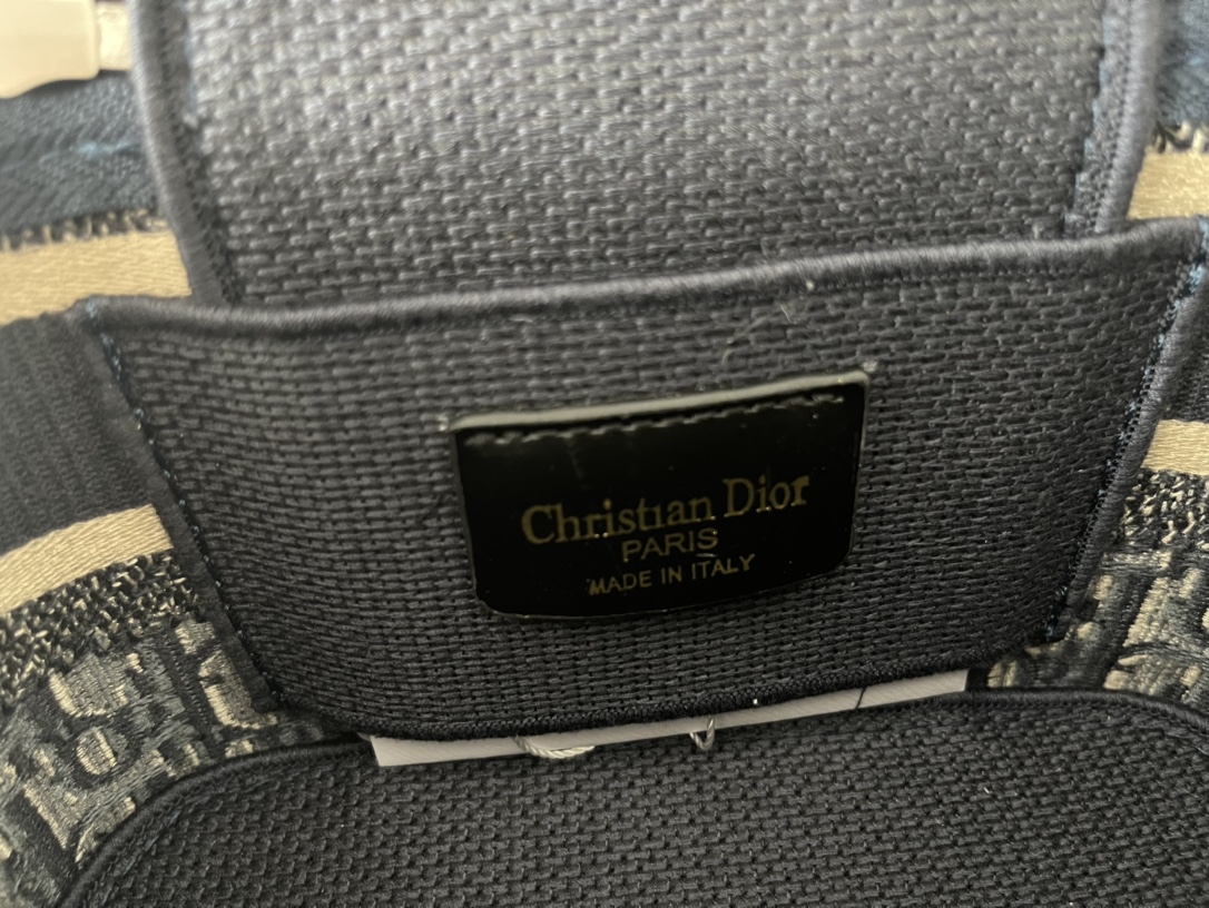 【送料無料♪】DIOR 新作刺繍ポーチDiorTravel 免税 - 画像 (9)