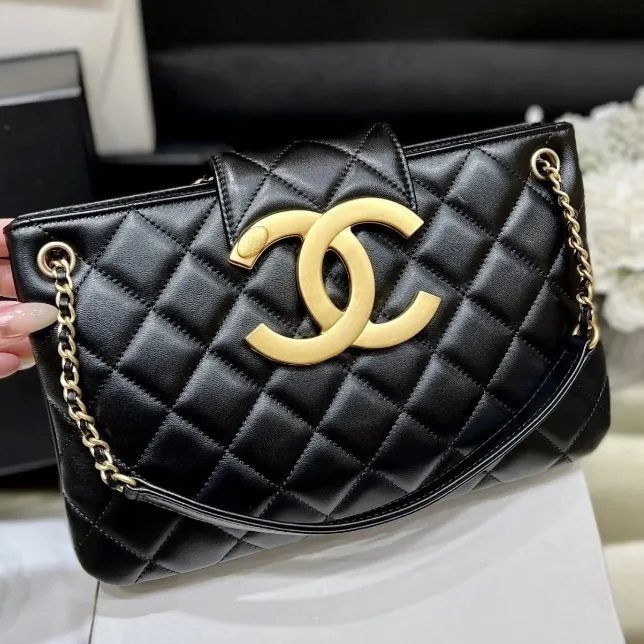 【CCロゴが存在感◎】CHANEL スモールショッピングバッグ 24C - 画像 (4)