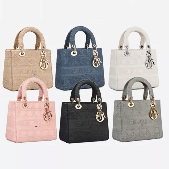 【DIOR】雑誌掲載!中村アンさん愛用!憧れのMedium Lady D-Lite Bag! 刺繍キャンバス グレー バッグ【バッグ】 - 画像 (2)