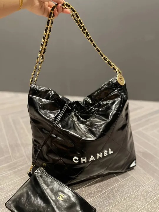 VERY雑誌掲載!通勤からお出かけまで?【CHANEL】シャネル 22 ハンドバッグ - 画像 (10)