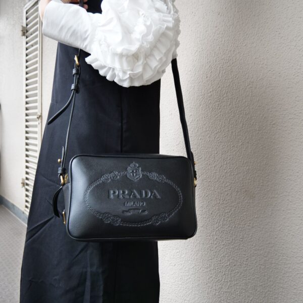 PRADA【国内発/関税込】ロゴプレート ブラックショルダーバッグ