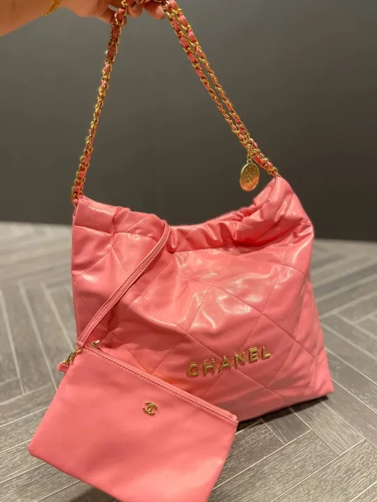 VERY雑誌掲載!通勤からお出かけまで?【CHANEL】シャネル 22 ハンドバッグ - 画像 (5)