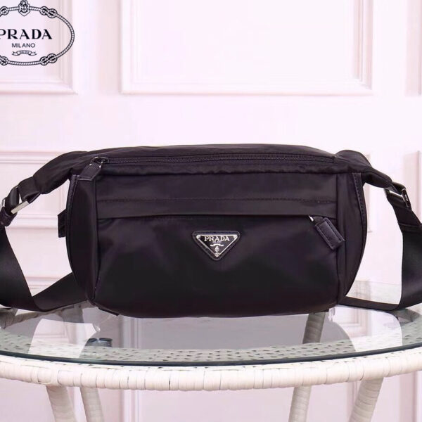 【PRADA 公式 旗艦店】プラダ 斜めがけバッグ 当日出荷 好評に付き再入荷！30*20*5CM