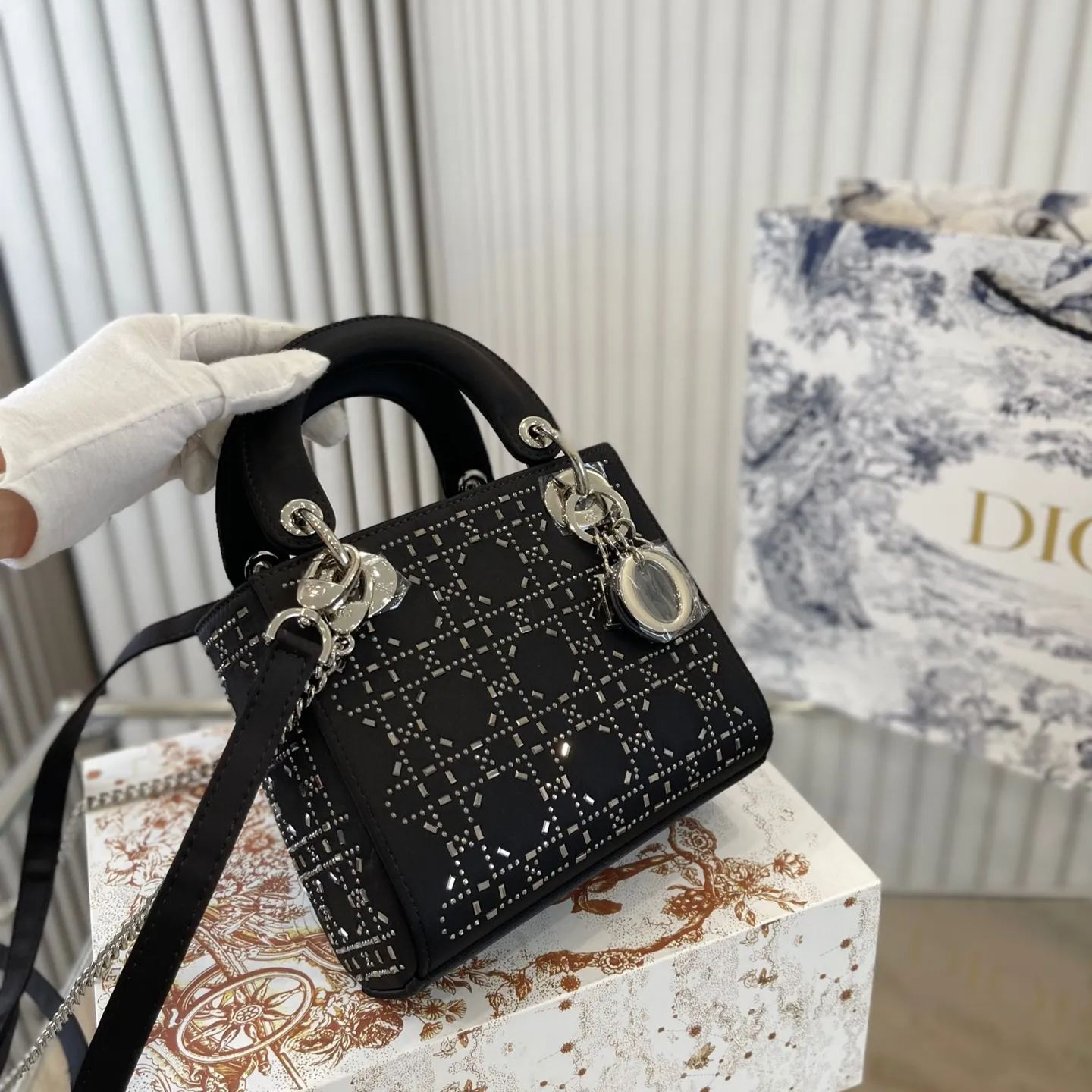 大人気♪ギフトDiorディオール定番の妃サテンバッグ - 画像 (5)