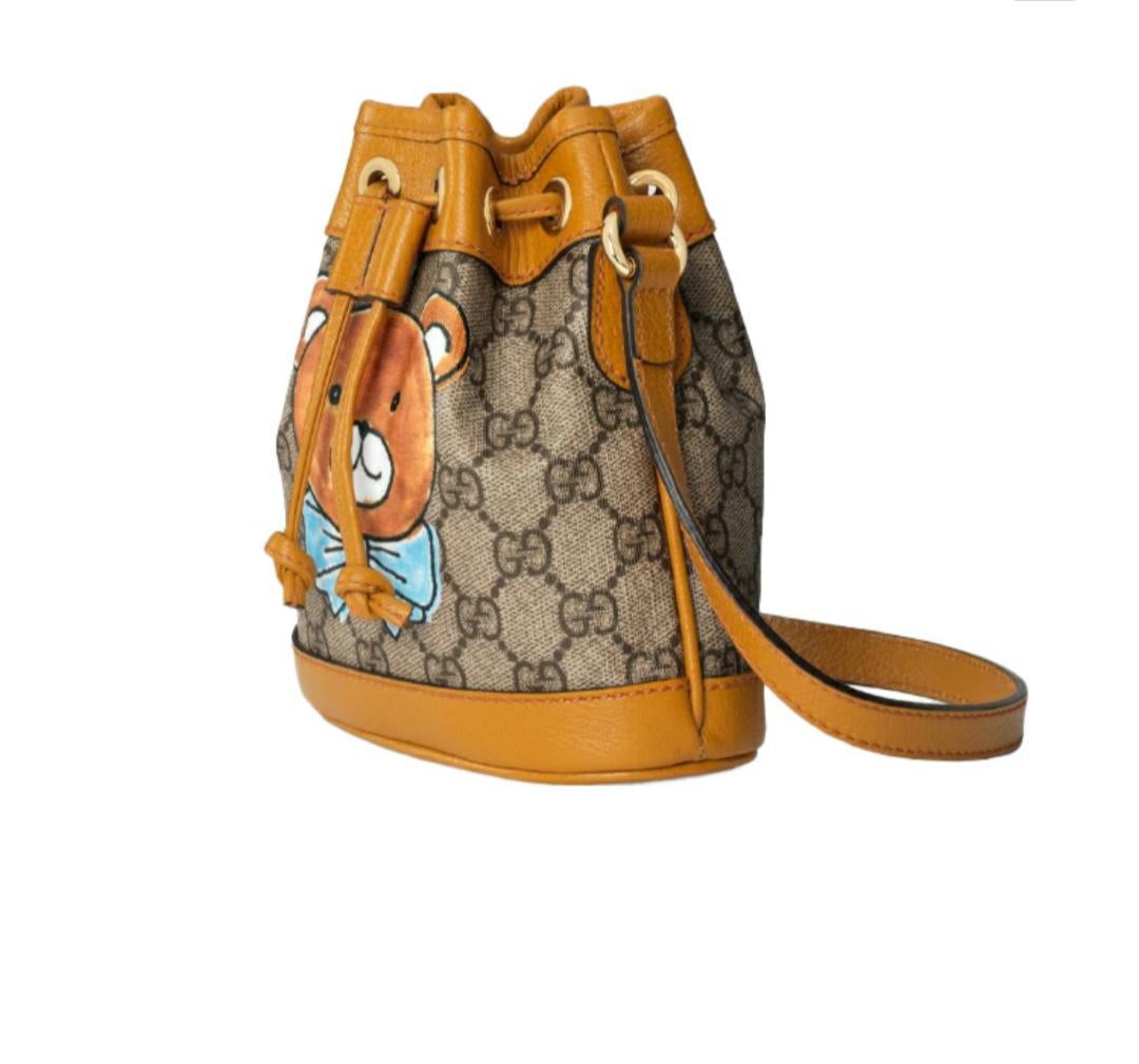 【GUCCI×KAIジョイントモデル】グッチテディベアプリントキャンバス&レザー巾着バケットバッグミニベージュ/エボニー - 画像 (2)