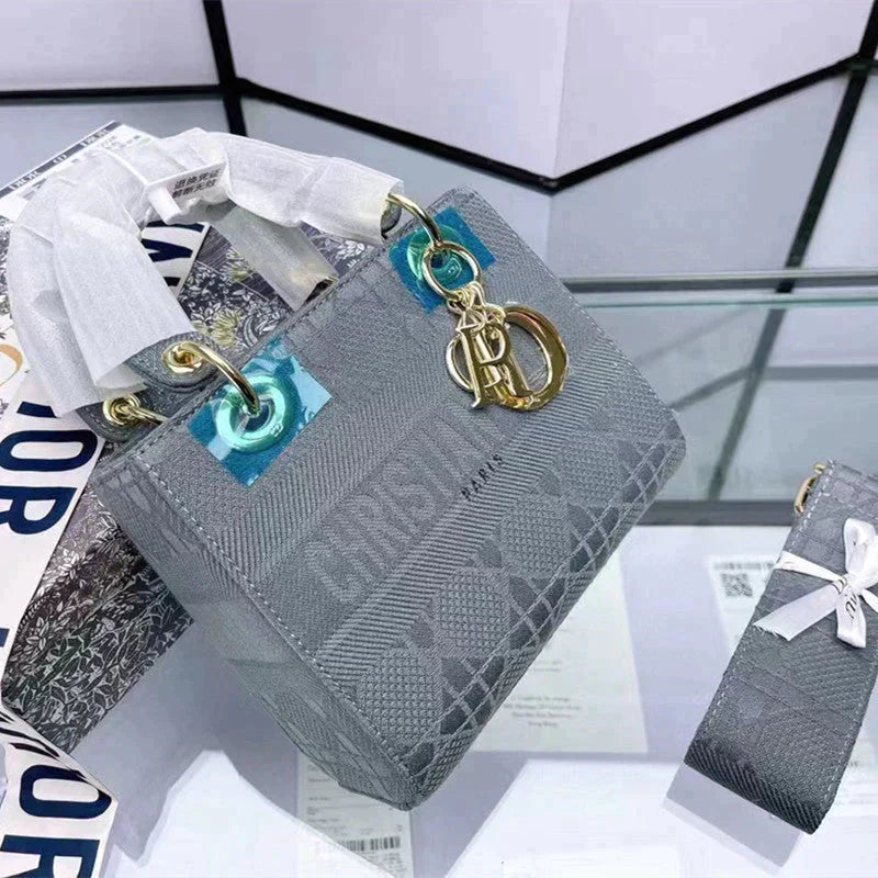 【DIOR】BAILA雑誌掲載!中村アンさん愛用のMedium Lady D-Lite Bag - 画像 (4)