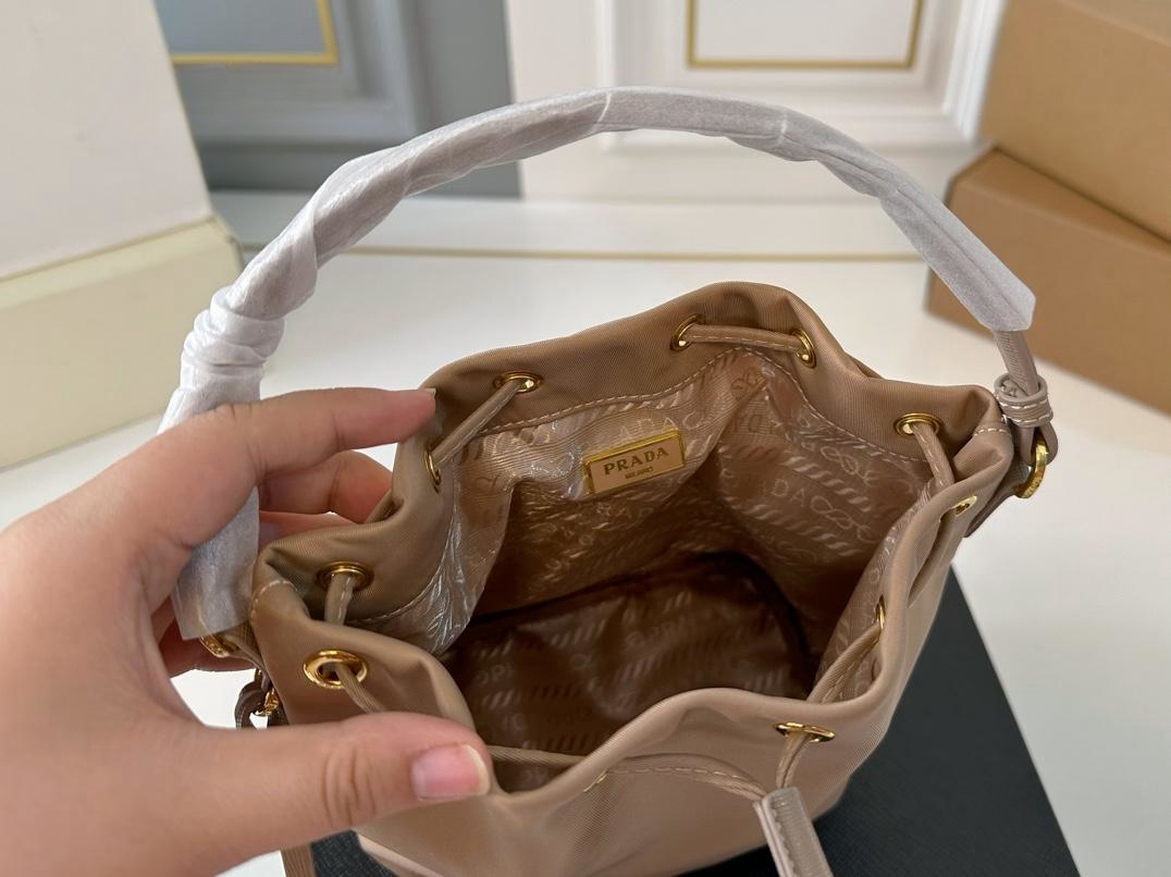 【PRADA 公式 旗艦店】プラダ ハンドバッグ 当日出荷 好評に付き再入荷!16*19CM 240719 - 画像 (6)