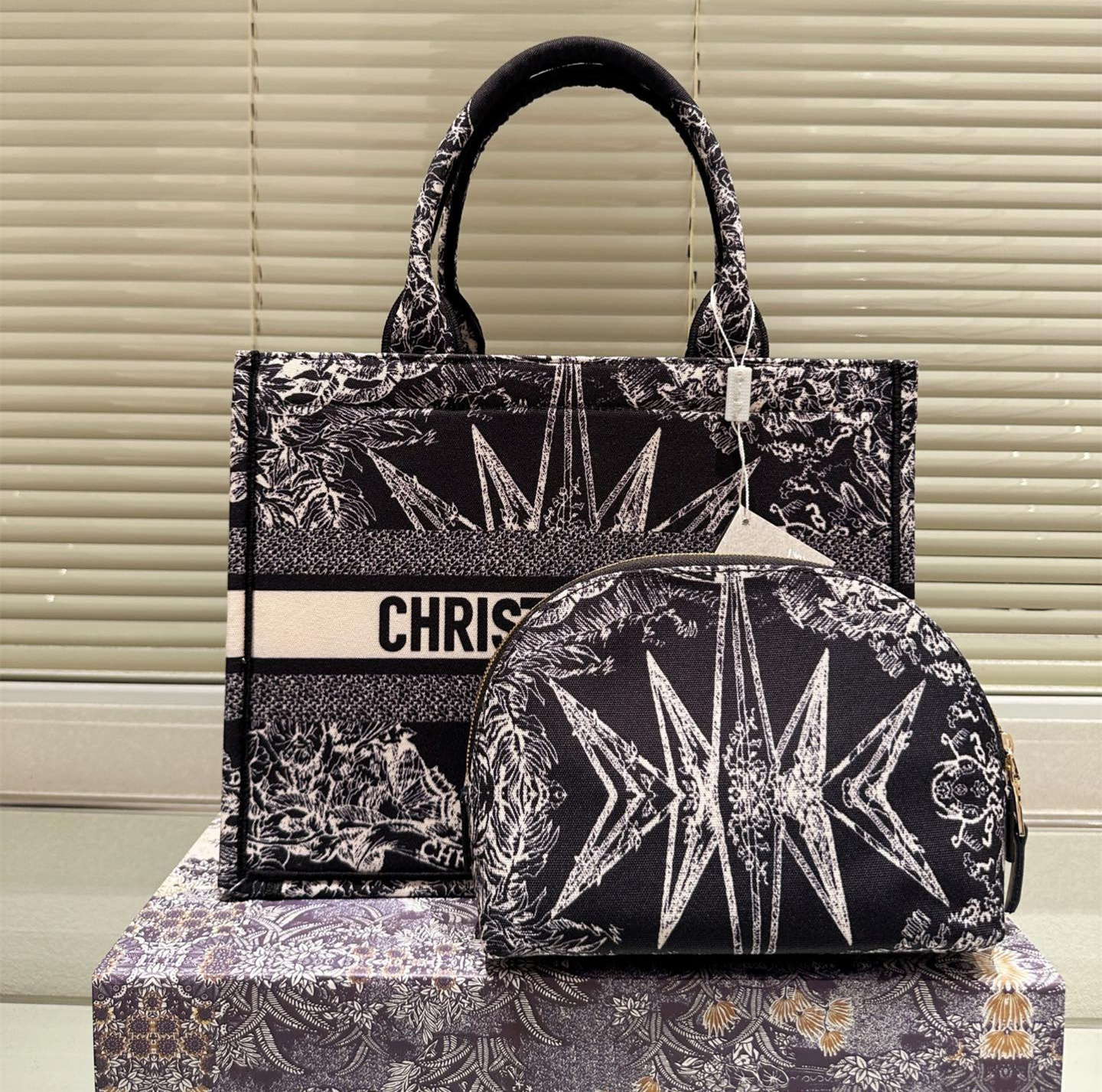 Dior tote 刺繍 ハンドバッグ 小さなバッグが付属しています - 画像 (2)