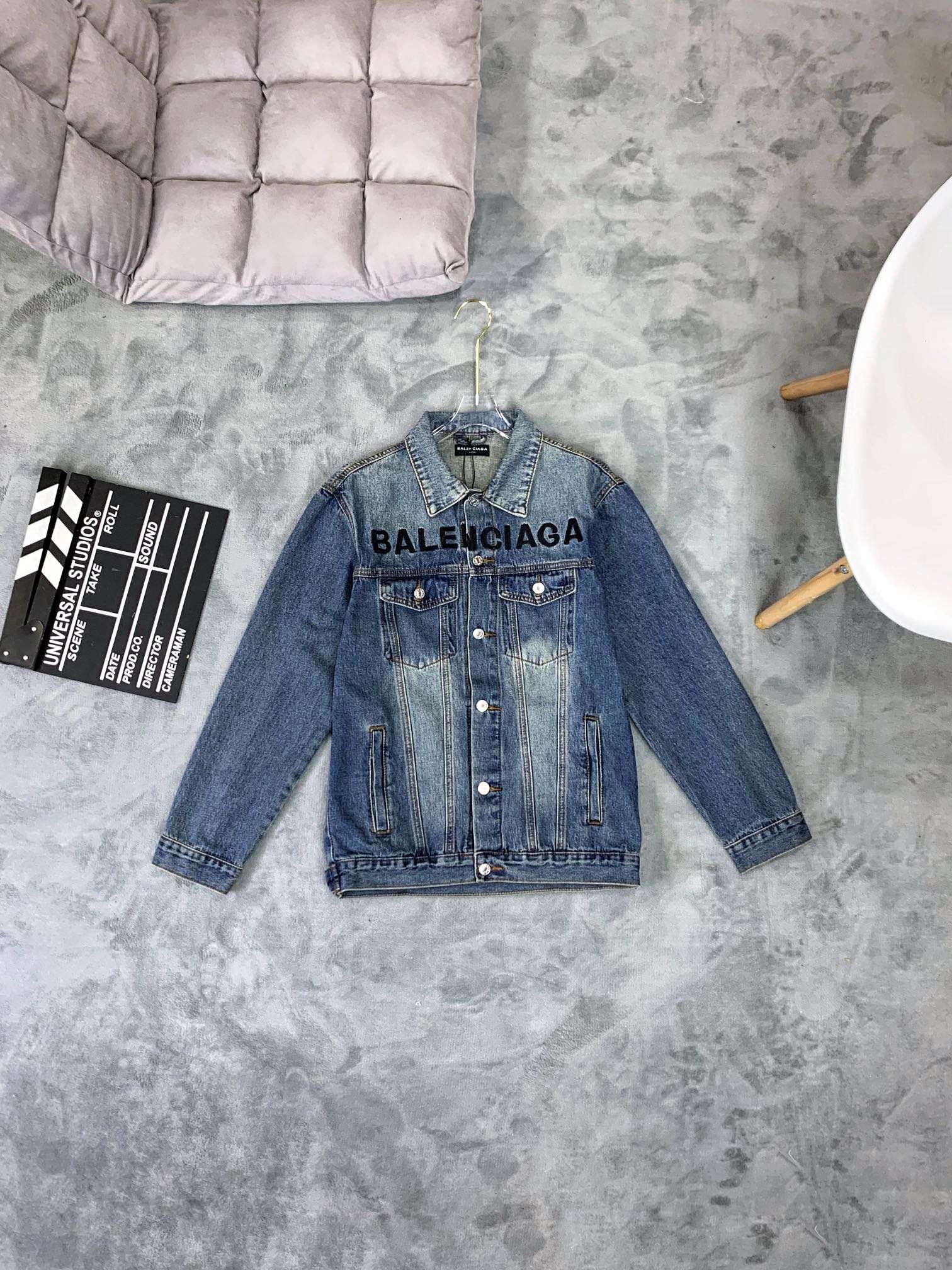 【BALENCIAGA】バレンシアガの新しい刺繍デニムジャケット - 画像 (3)