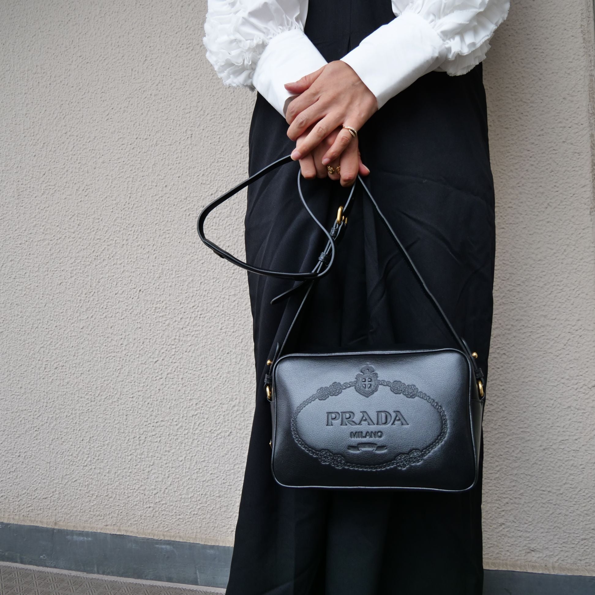 PRADA【国内発/関税込】ロゴプレート ブラックショルダーバッグ - 画像 (3)