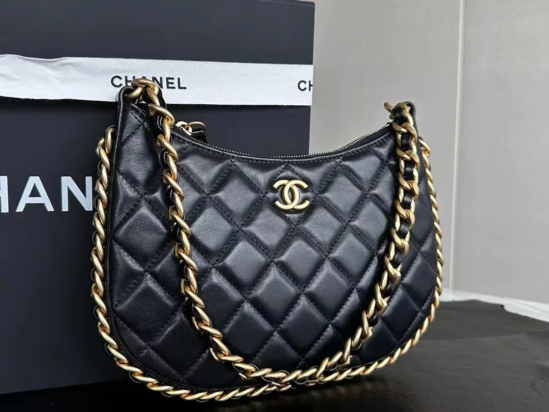 24C/可愛いフォルムで気分上がる★CHANEL ホーボー バッグ - 画像 (2)