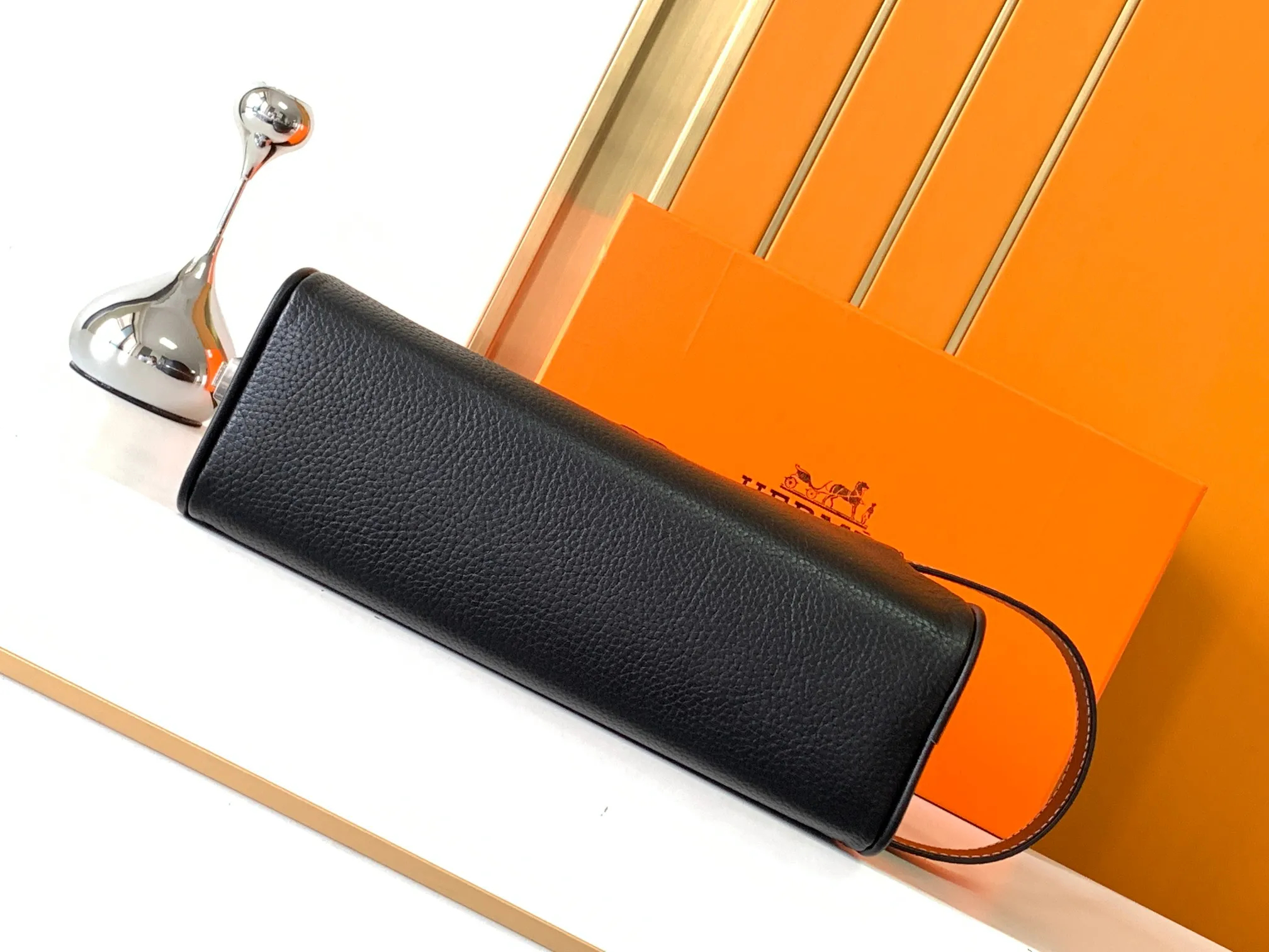 【HERMES 公式旗艦店】エルメス クラッチバッグ 当日出荷 好評に付き再入荷!27*15*10CM - 画像 (4)