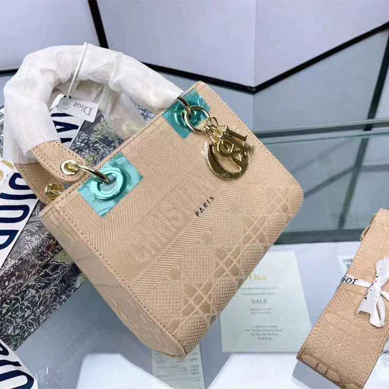 【DIOR】BAILA雑誌掲載!中村アンさん愛用のMedium Lady D-Lite Bag - 画像 (6)