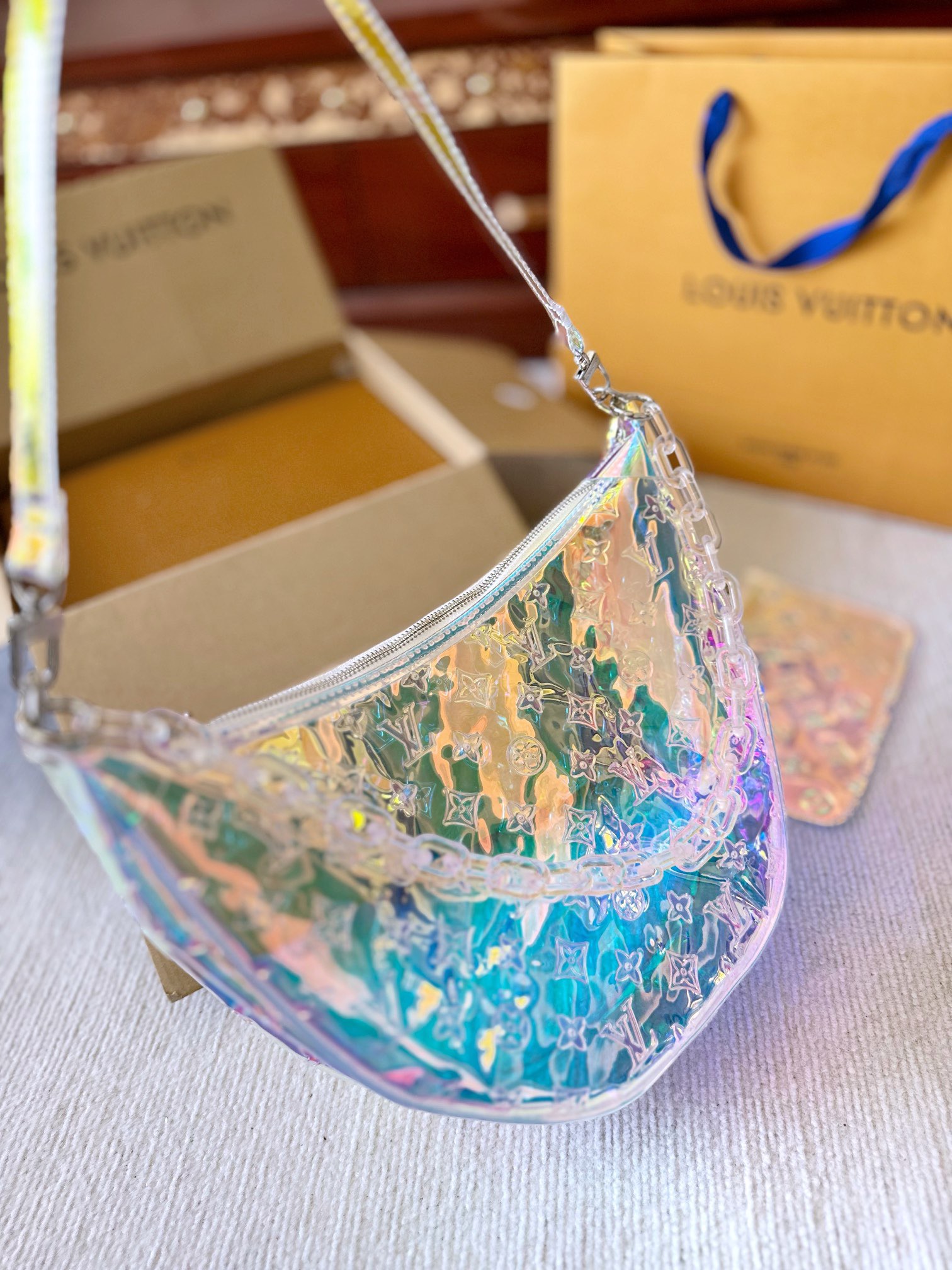 【LOUIS VUITTON】LOUIS VUITTON ゼリー感 メッセンジャーバッグ カラフルな反射素材