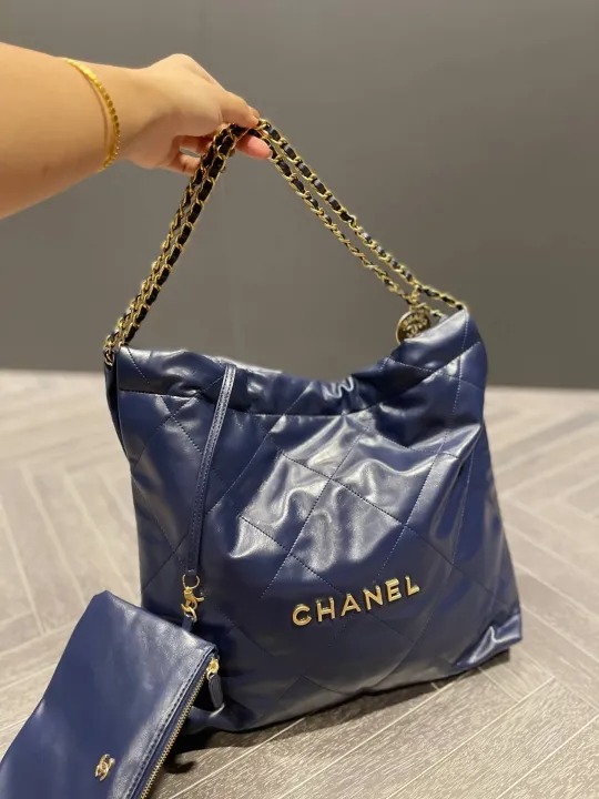 VERY雑誌掲載!通勤からお出かけまで?【CHANEL】シャネル 22 ハンドバッグ - 画像 (14)