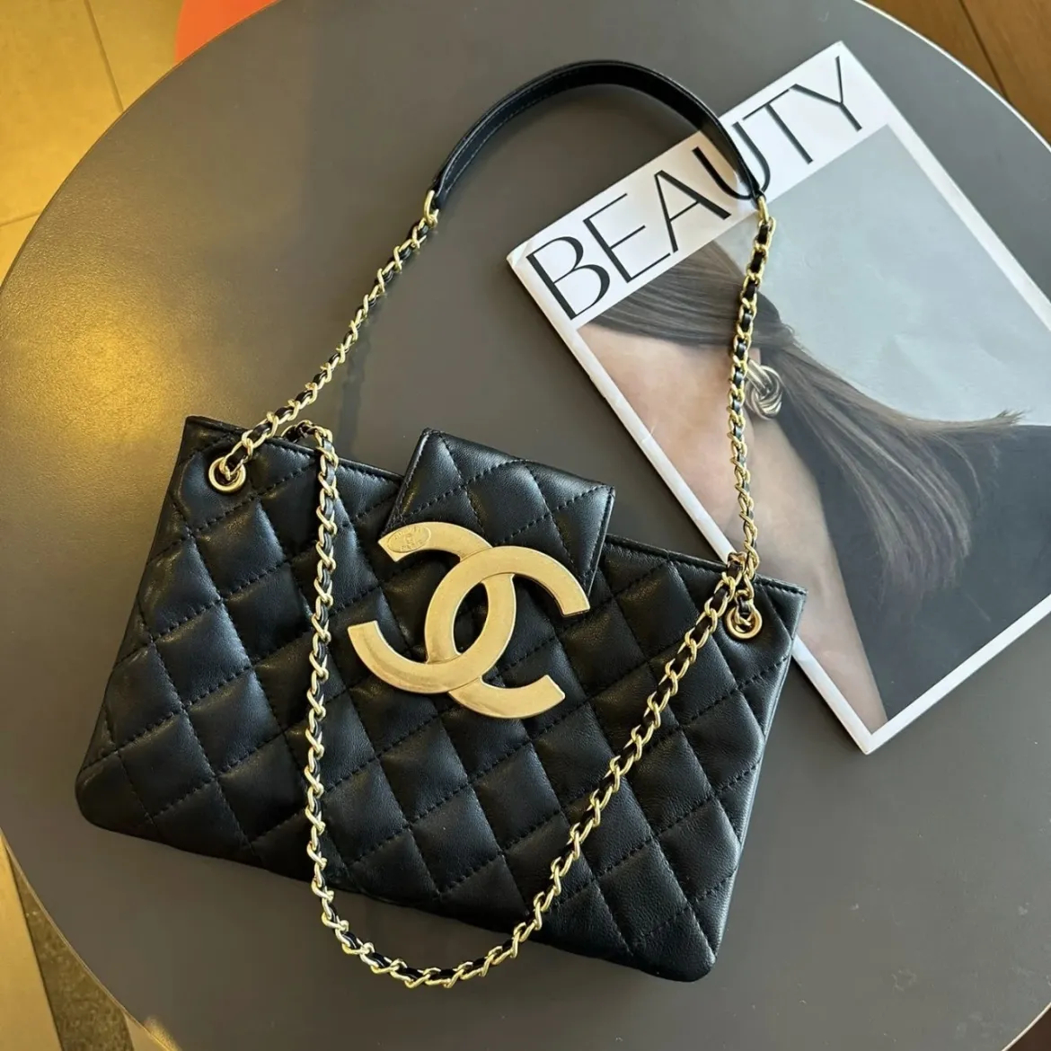 【CCロゴが存在感◎】CHANEL スモールショッピングバッグ 24C - 画像 (2)