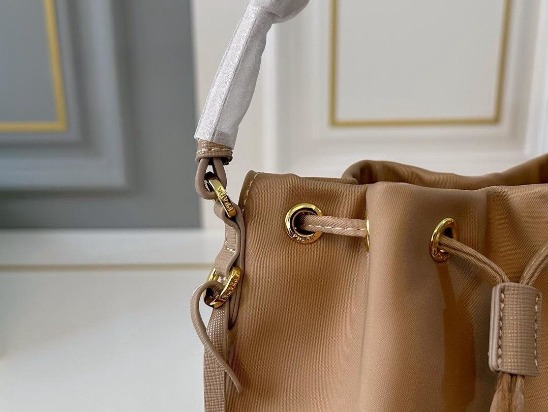 【PRADA 公式 旗艦店】プラダ ハンドバッグ 当日出荷 好評に付き再入荷!16*19CM 240719 - 画像 (8)